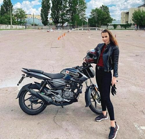 Навчання дівчат водінню мотоцикла.
